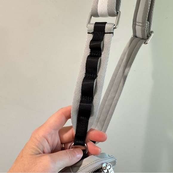 Lululemon Everywhere Belt Bag Grey White Stripe 1L. - Picture 4 of 8